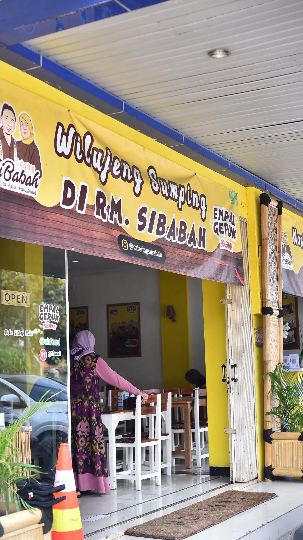 Tampak depan cabang Cibadak RM Empal Gepuk Sibabah dengan banner kuning