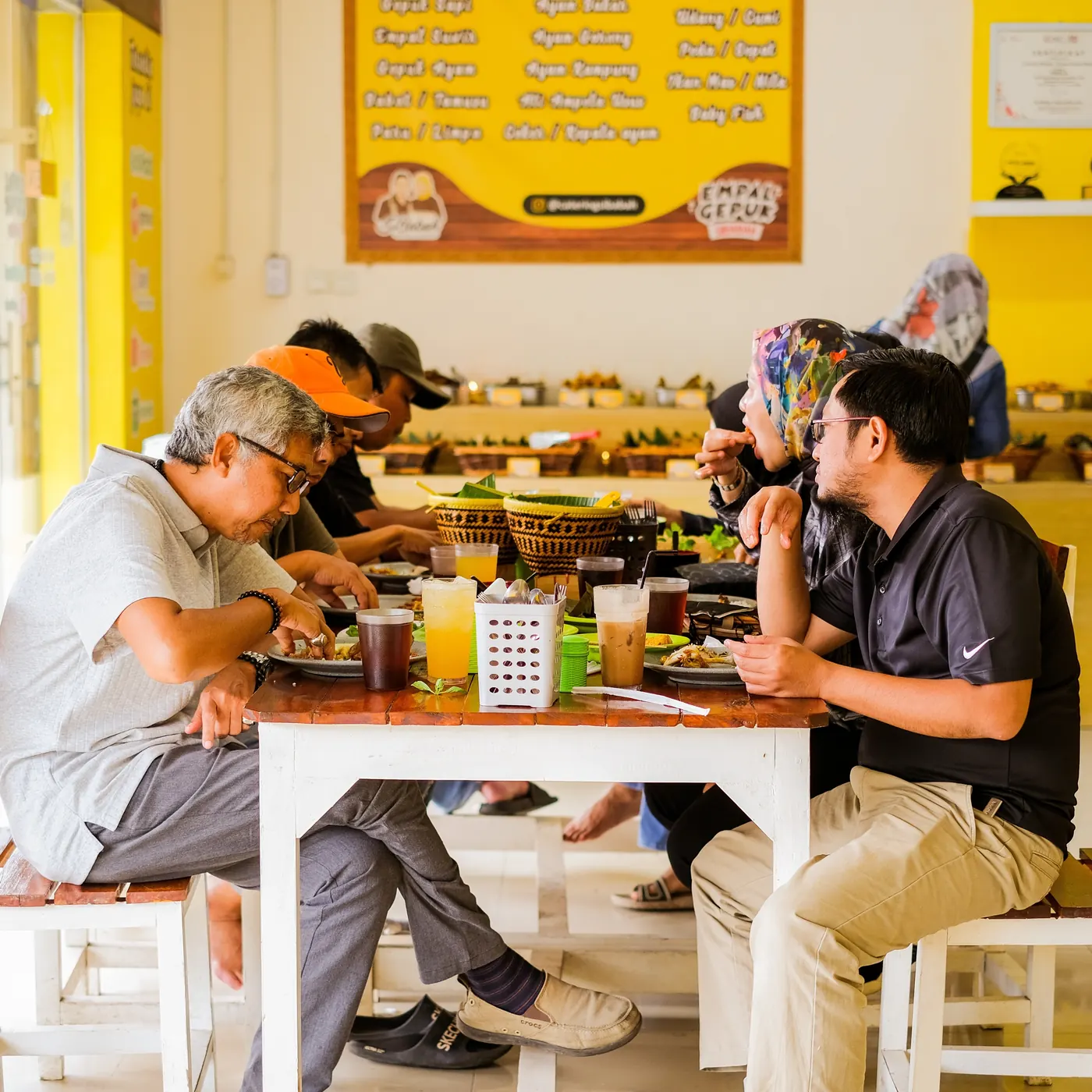 Tamu makan siang di cabang Cibadak RM Empal Gepuk Sibabah