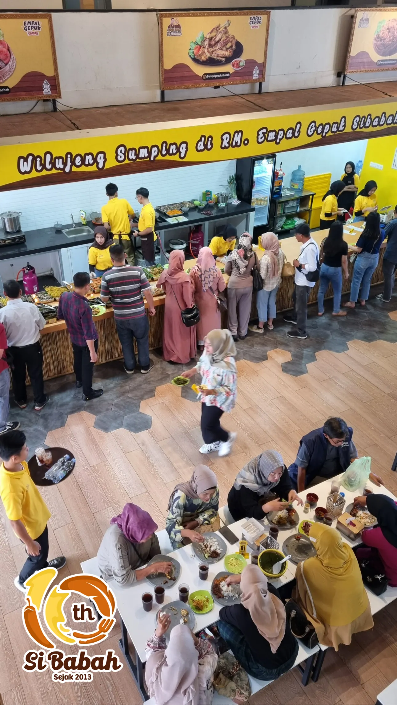 Antrean tamu di meja prasmanan Sibabah Kota pada jam makan siang