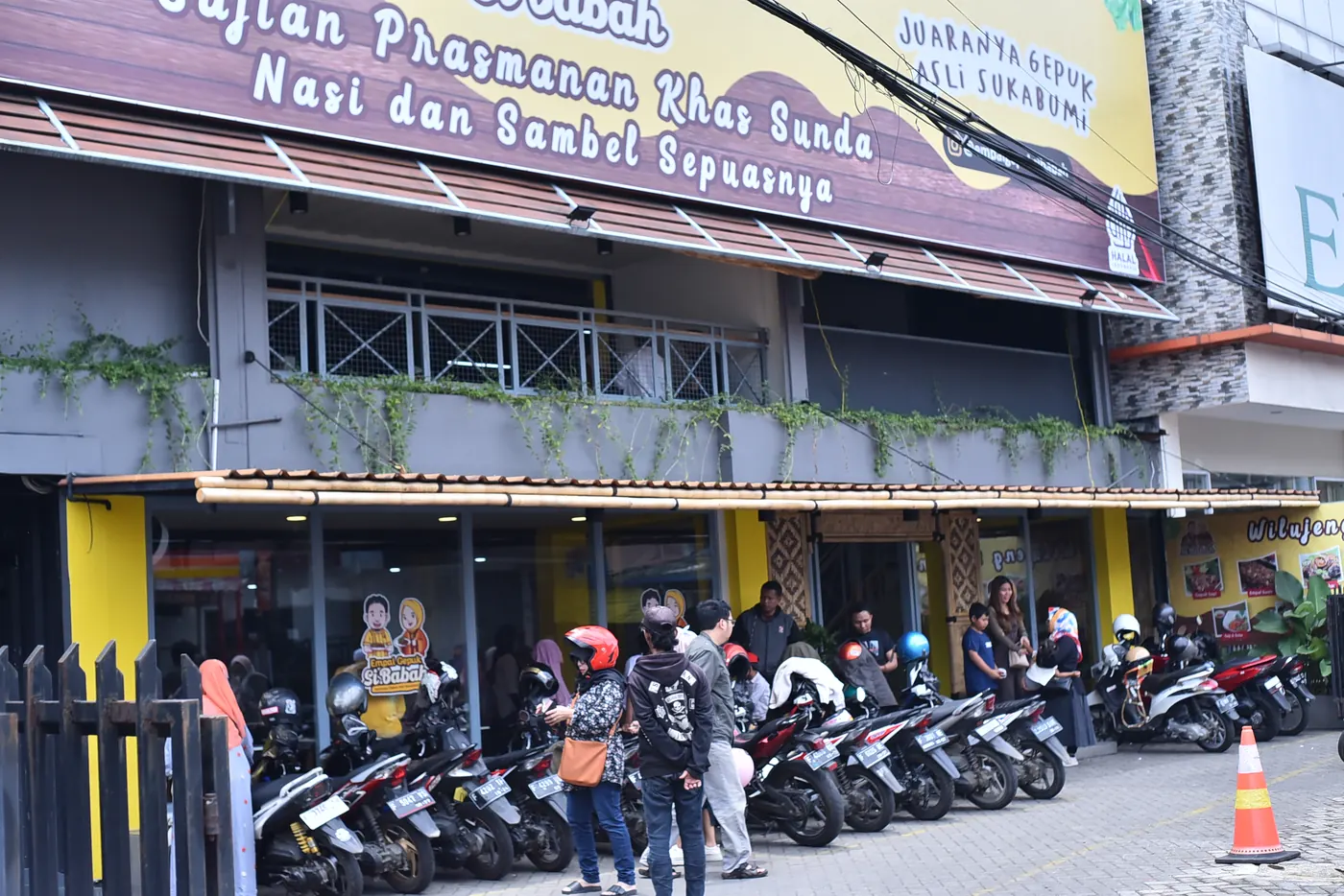 Tampak depan RM Empal Gepuk Sibabah Kota Sukabumi dengan papan nama Sajian Prasmanan Khas Sunda