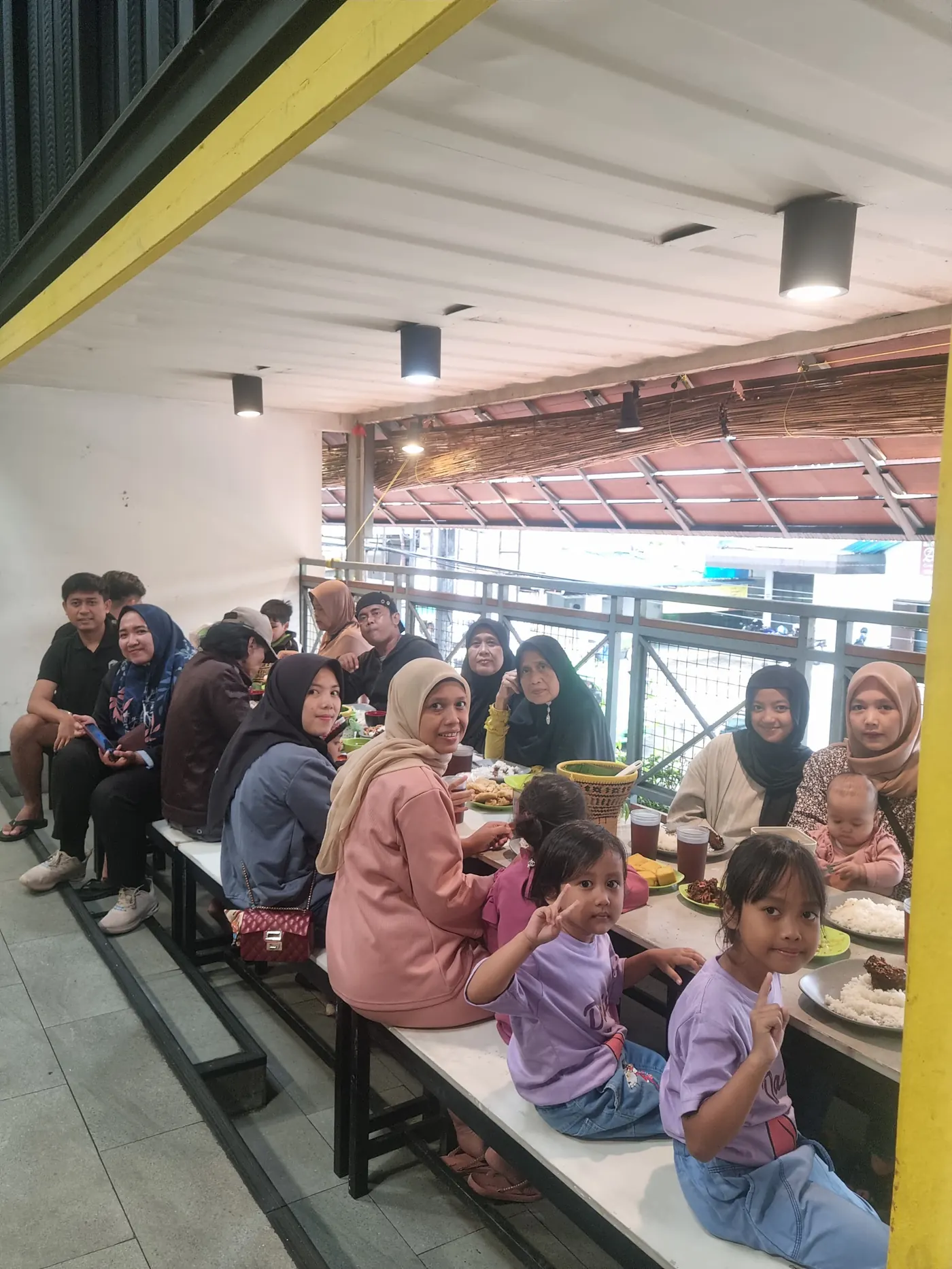 Keluarga besar makan lesehan di lantai 2 RM Empal Gepuk Sibabah Kota Sukabumi