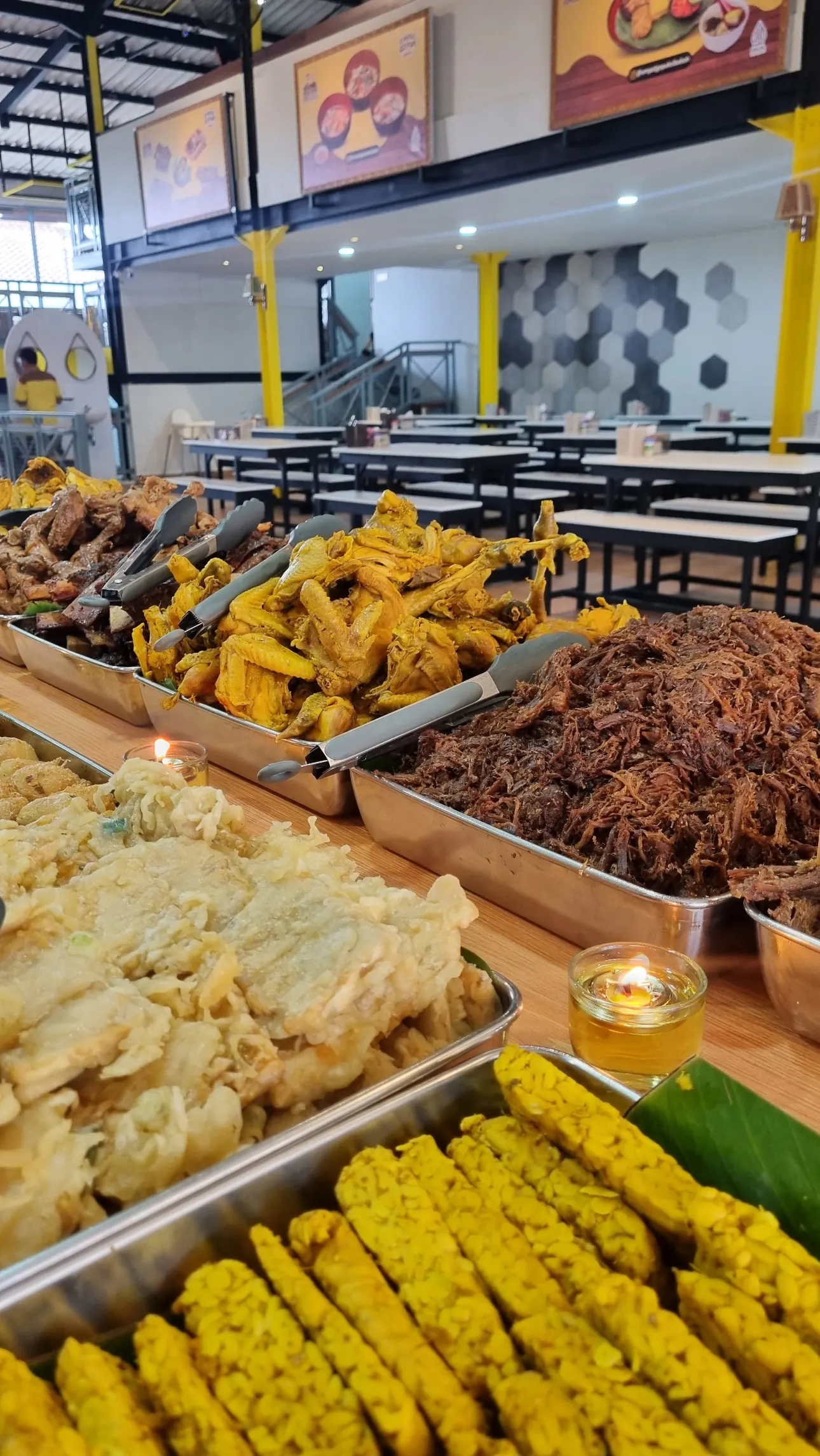 Meja prasmanan Sibabah Kota Sukabumi dengan Gepuk Sapi, Empal Suwir, dan Tempe Mendoan